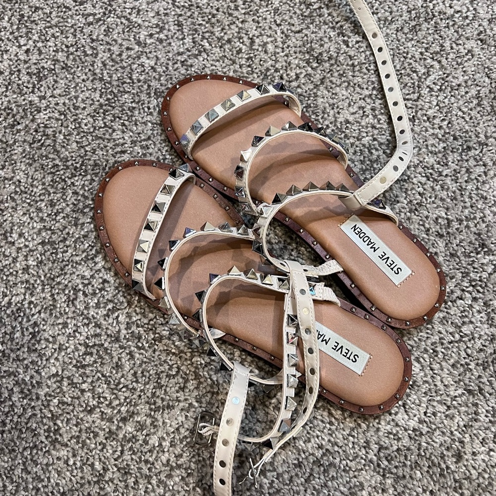 STEVE MADDEN Flat Studded Sandals